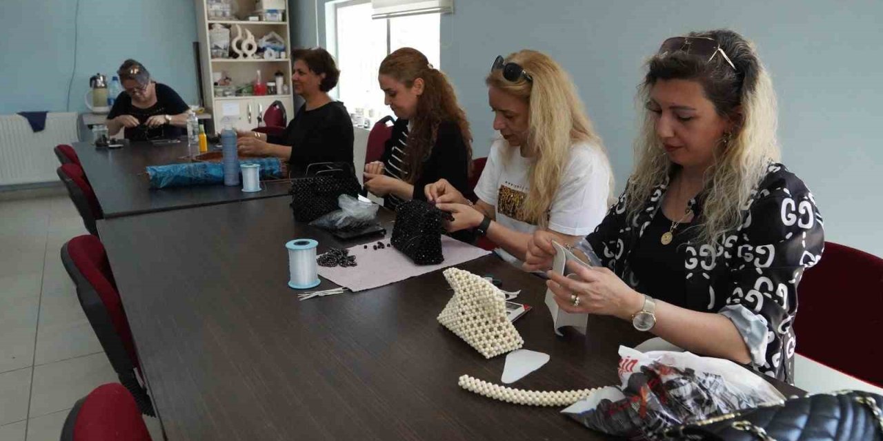 Melmek Kurslarında El Sanatları Öğrenen Kadınların Yüzü Gülüyor