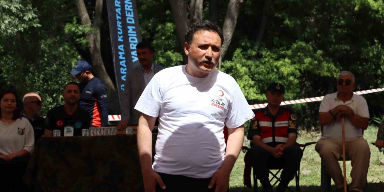 Vali Çiçek Gençlerin Kampına Misafir Oldu, Şarkı Söyleyerek Oyun Oynadı