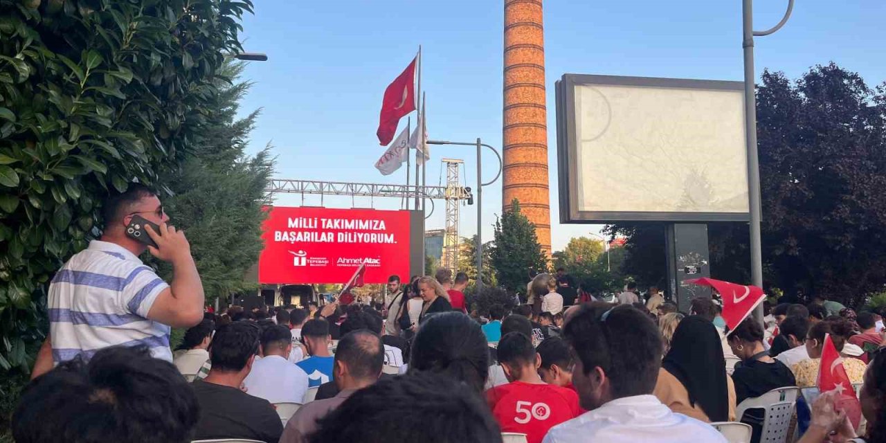 Vatandaşlar Türkiye - Portekiz Maçını Dev Ekrandan Takip Etti