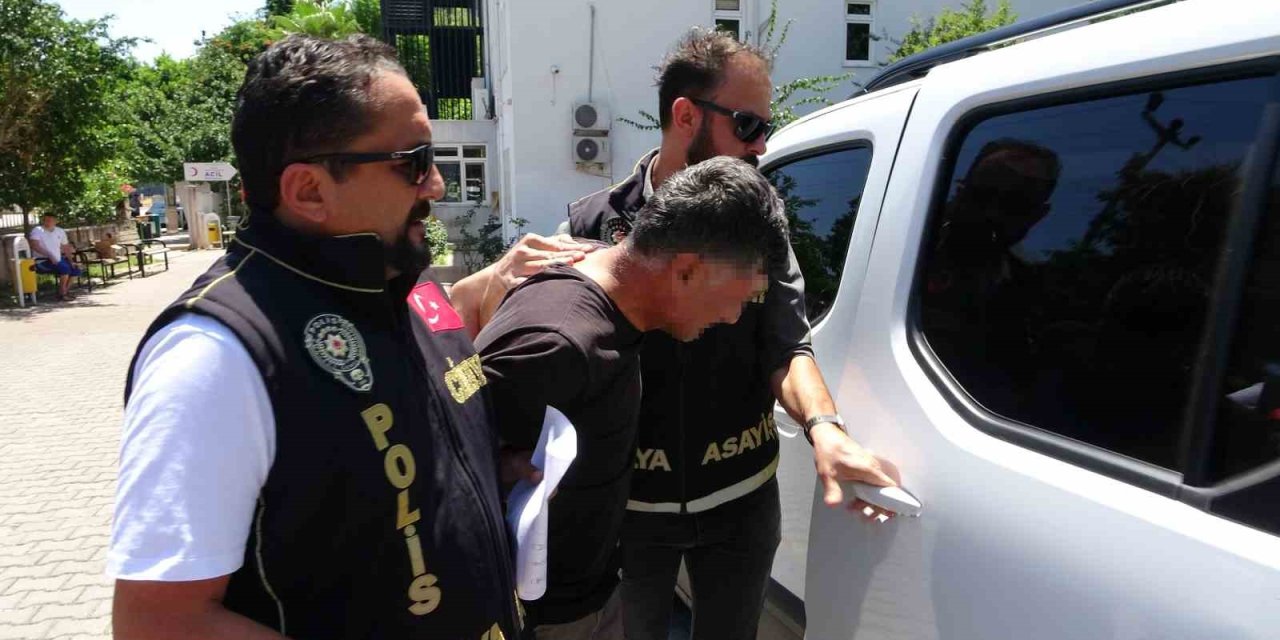 Eski Eşini Boğazından Bıçaklayıp Ölene Kadar Başında Bekleyen Zanlı Adliyeye Çıkarıldı