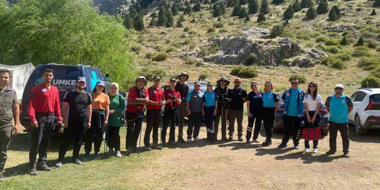 Aladağlar’da Yönlerini Kaybedip Dik Yamaçta Mahsur Kalan 4 Kişiyi Ekipler Kurtardı