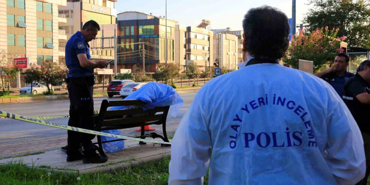 Yol Kenarındaki Bankta Ölü Bulundu