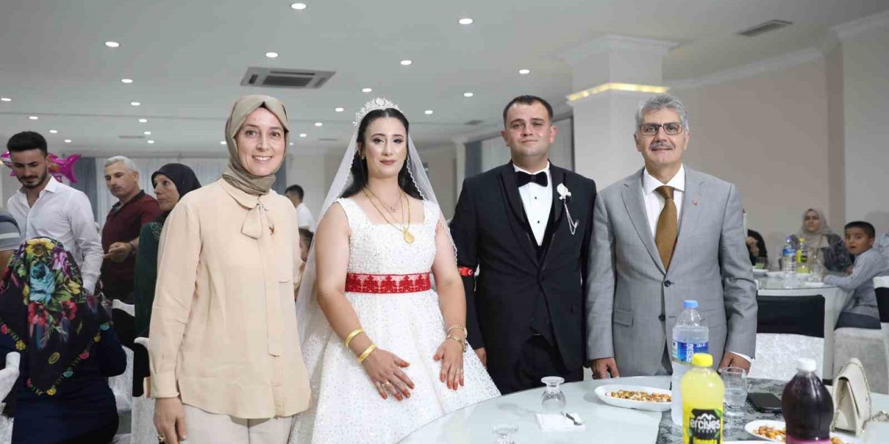 Vali Katıldığı Düğünde Vatandaşları Silah Sıkma Konusunda Uyardı