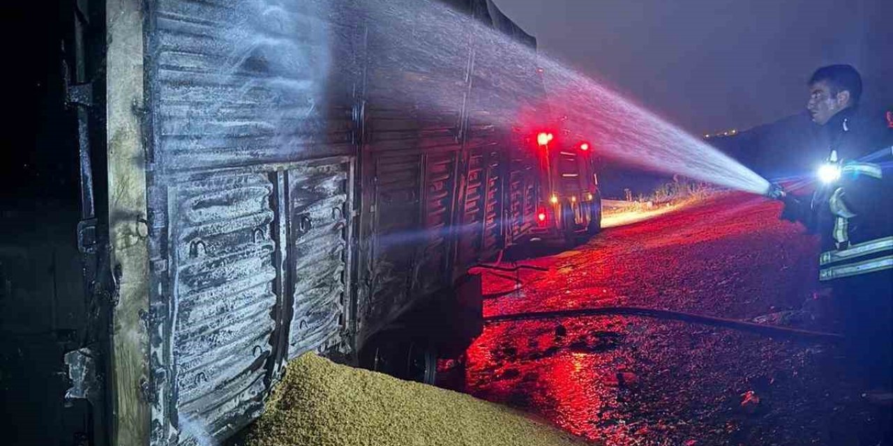 Tarsus’ta Buğday Yüklü Tır Yandı