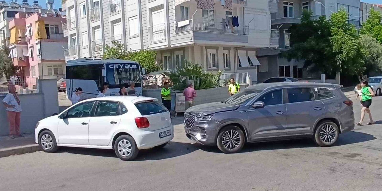 Kavşağa Kontrolsüz Giren Otomobil Kazaya Sebep Oldu