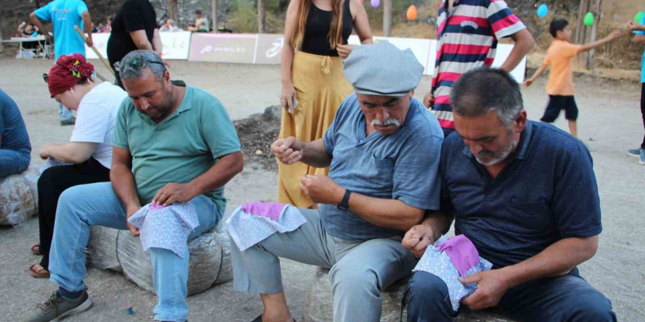 Eski Oyun Ve Gelenekleri Yeni Nesillere Aktardılar