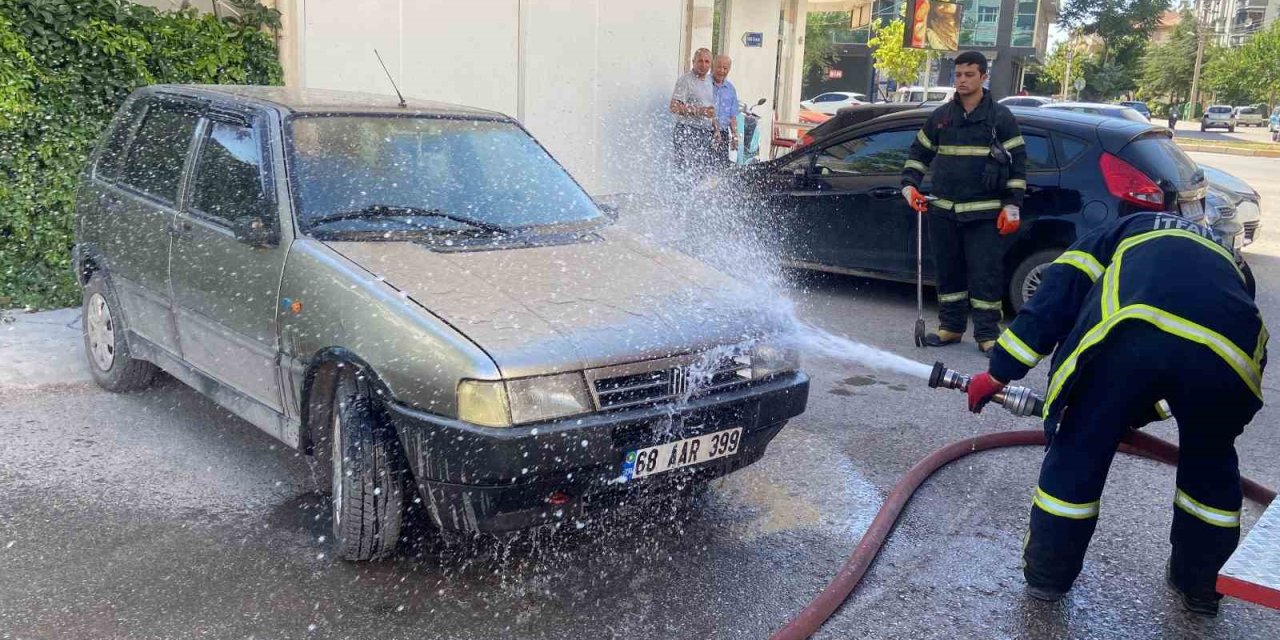 Park Halinde Aküsü Patlayan Araçta Yangın Paniği