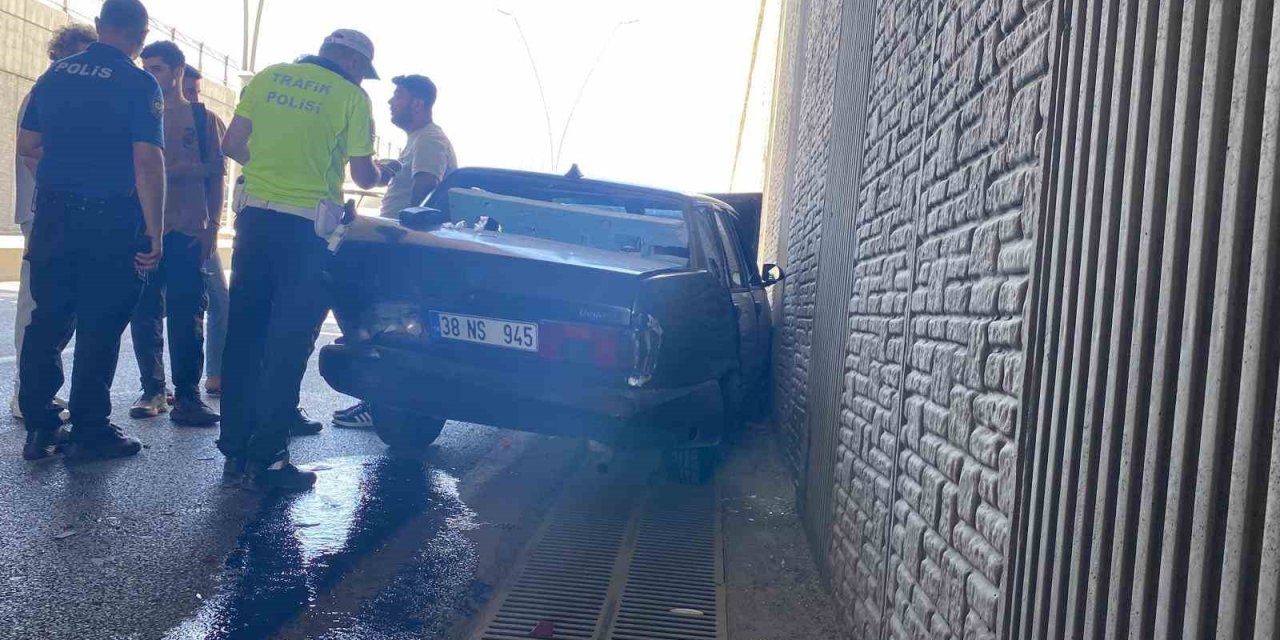 Duvara Çarpan Otomobildeki Vatandaşlar Kazadan Burunları Kanamadan Kurtuldu