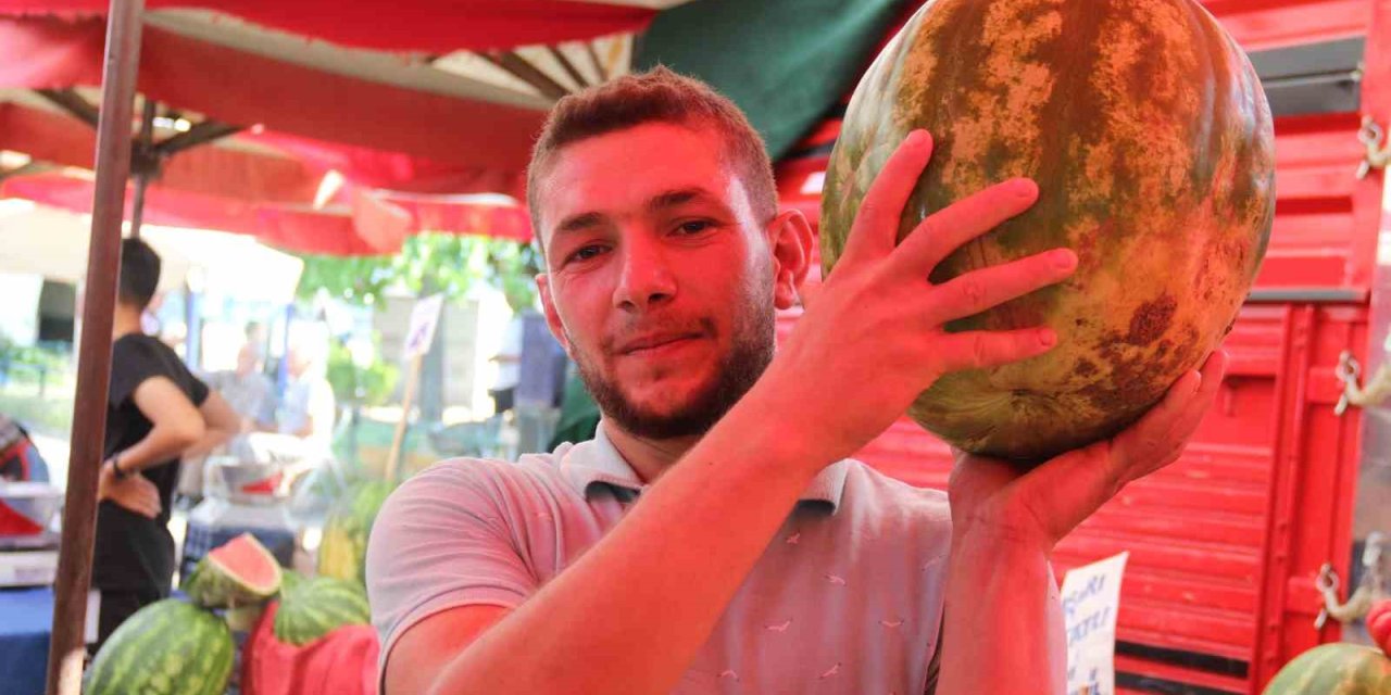 Pazarda Yıkanan Pazarcı: "hava Sıcak, Denize Gidemedik Böyle Serinledik"