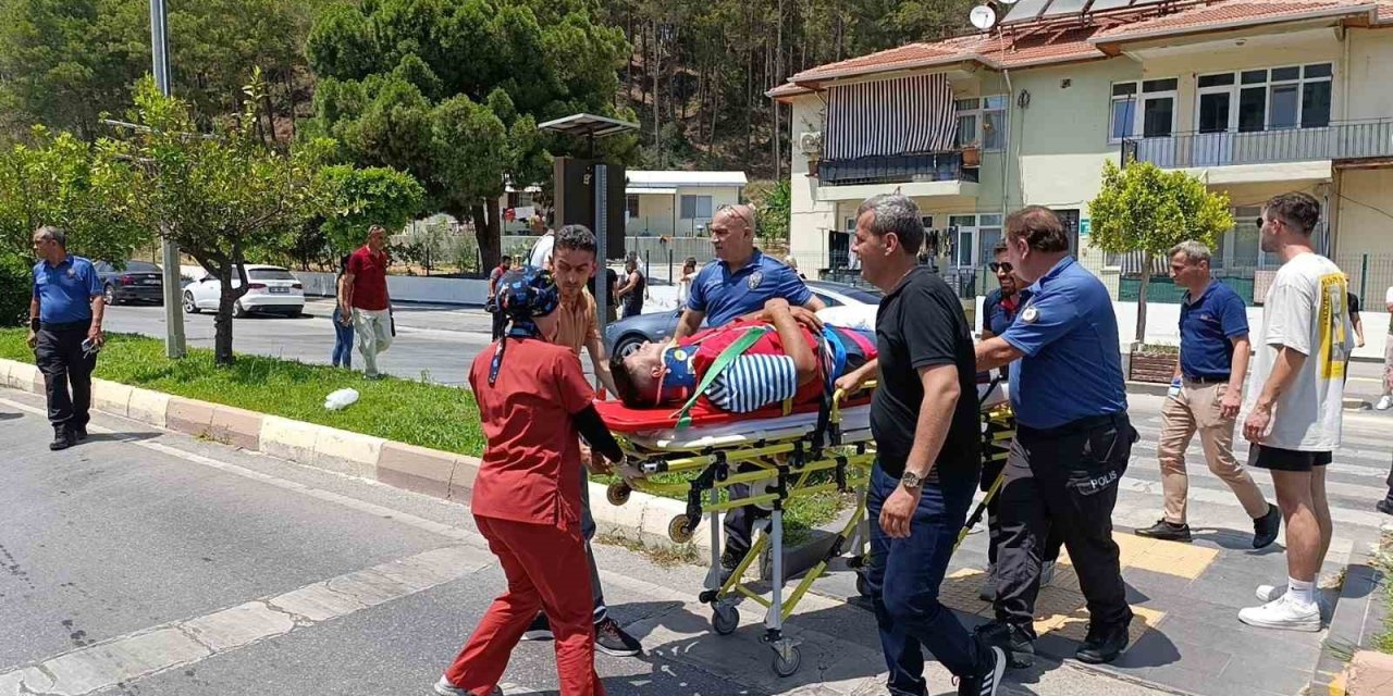 Sağlık Ocağı Önünde Kaza Yaptılar, İlk Müdahale Merkezde Görevli Doktorlardan Geldi