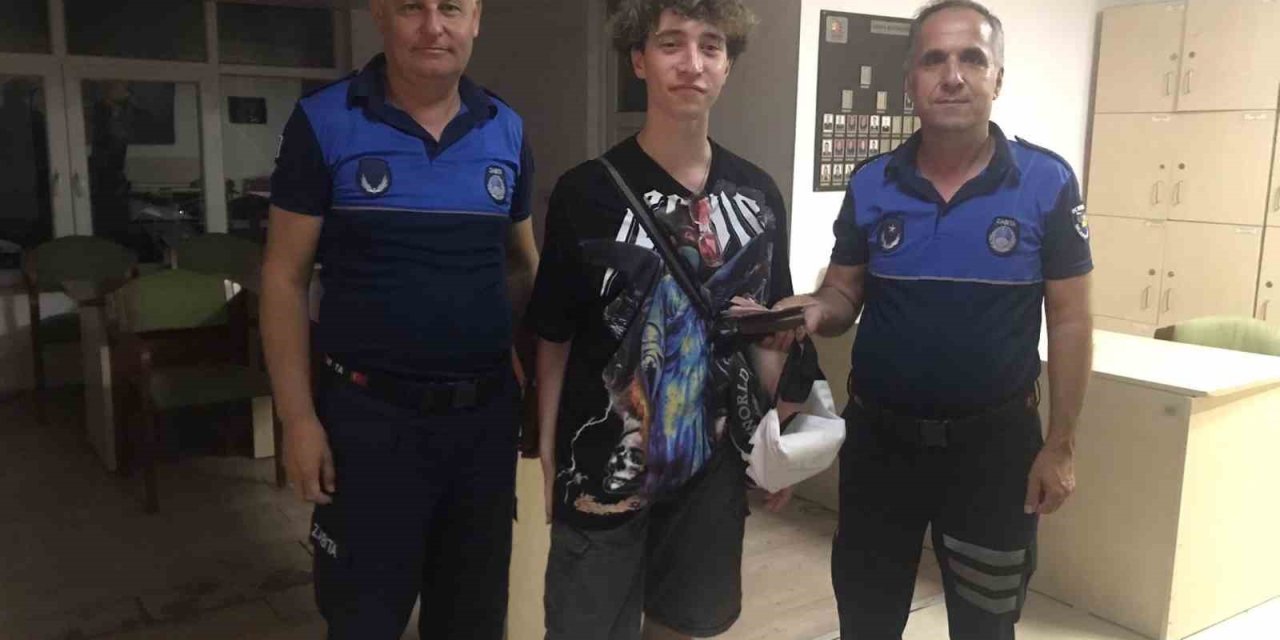 Zabıta Ekipleri Unutulan Çantayı Sahibine Teslim Etti