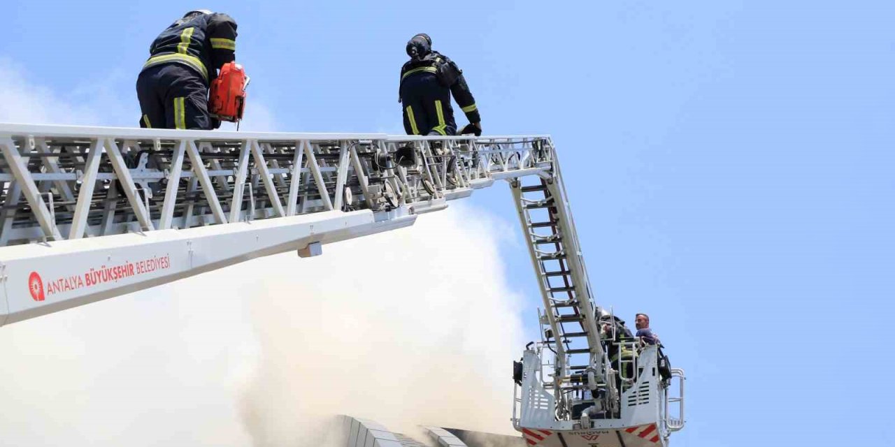 Antalya’da Lüks Tripleks Villa Yangını: Villa Sakinleri Sokağa Döküldü