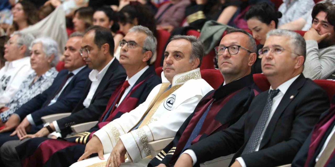 Erü Eczacılık Fakültesi’nde Mezuniyet Sevinci