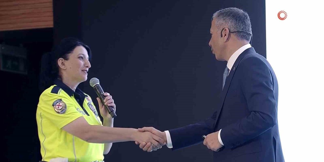 Bakan Yerlikaya Eskişehir’de Yaptığı Uyarı İle Facianın Önüne Geçen Polis Nihal Uzpeder’i Tebrik Etti