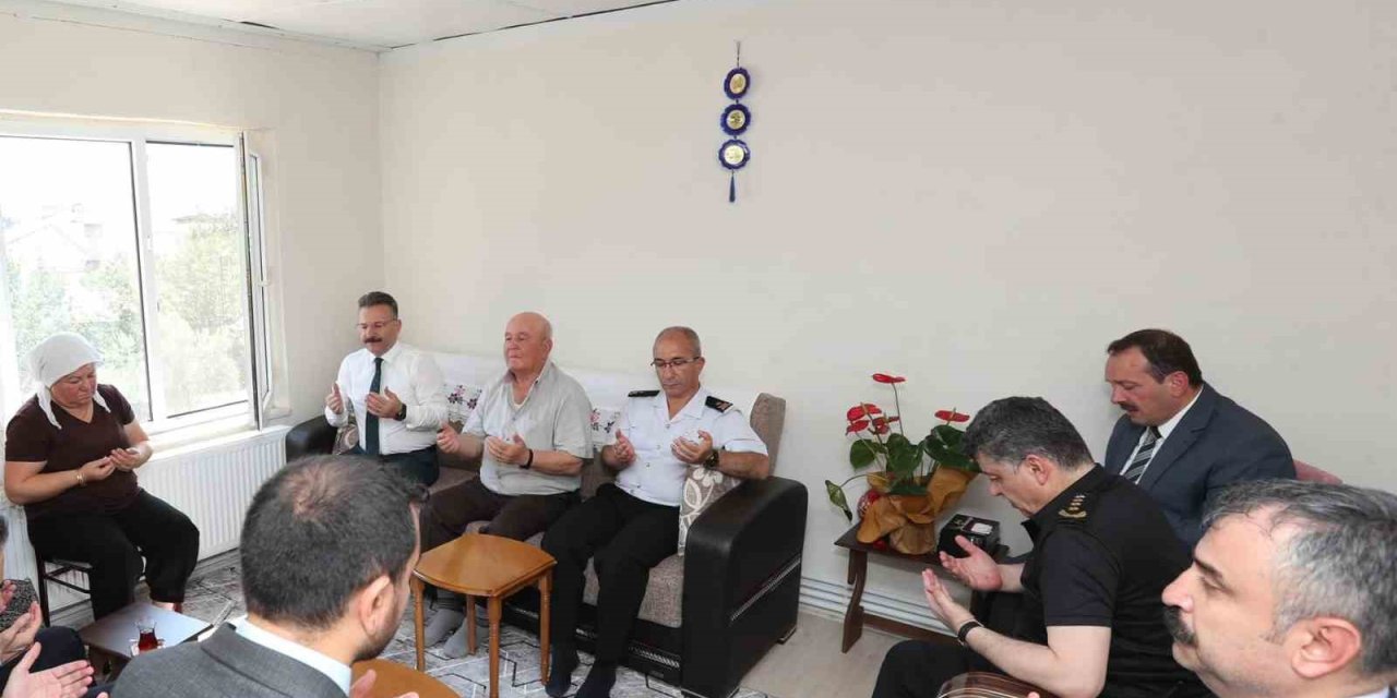 Vali Aksoy Şehidin Baba Ocağına Ziyarette Bulundu