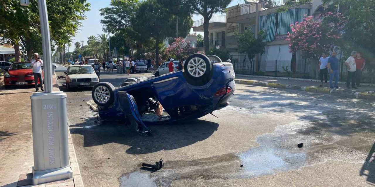 Otomobil Park Halindeki Araçlara Çarptı, Ortalık Savaş Alanına Döndü