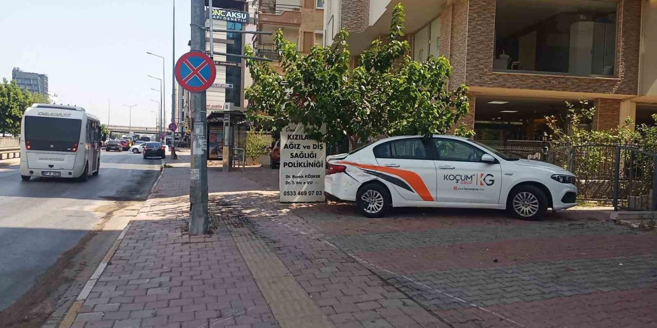 Kontrolden Çıkan Otomobil Kaldırıma Çıkıp Otomobillere Çarptı: 1 Ölü