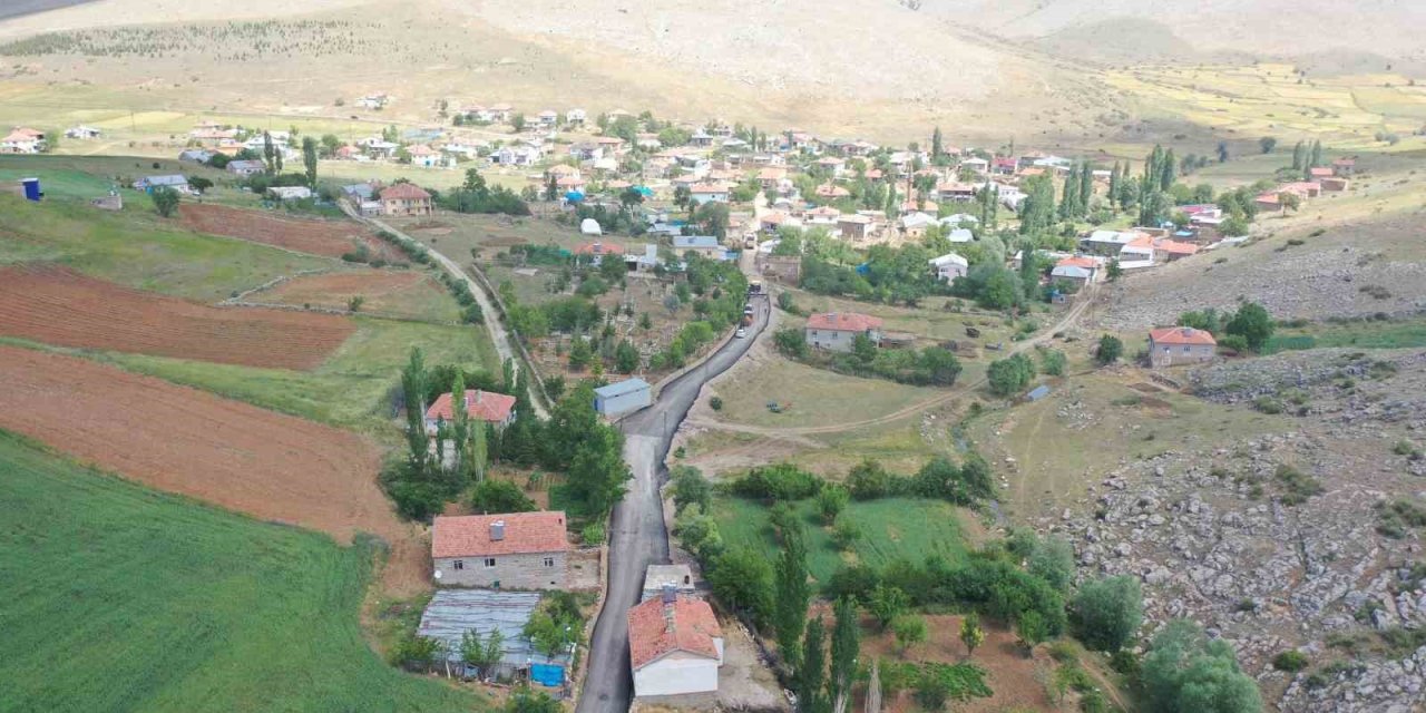 Büyükşehir’den Develi’nin Kırsal Yollarına 900 Tonluk Sıcak Asfalt Çalışması