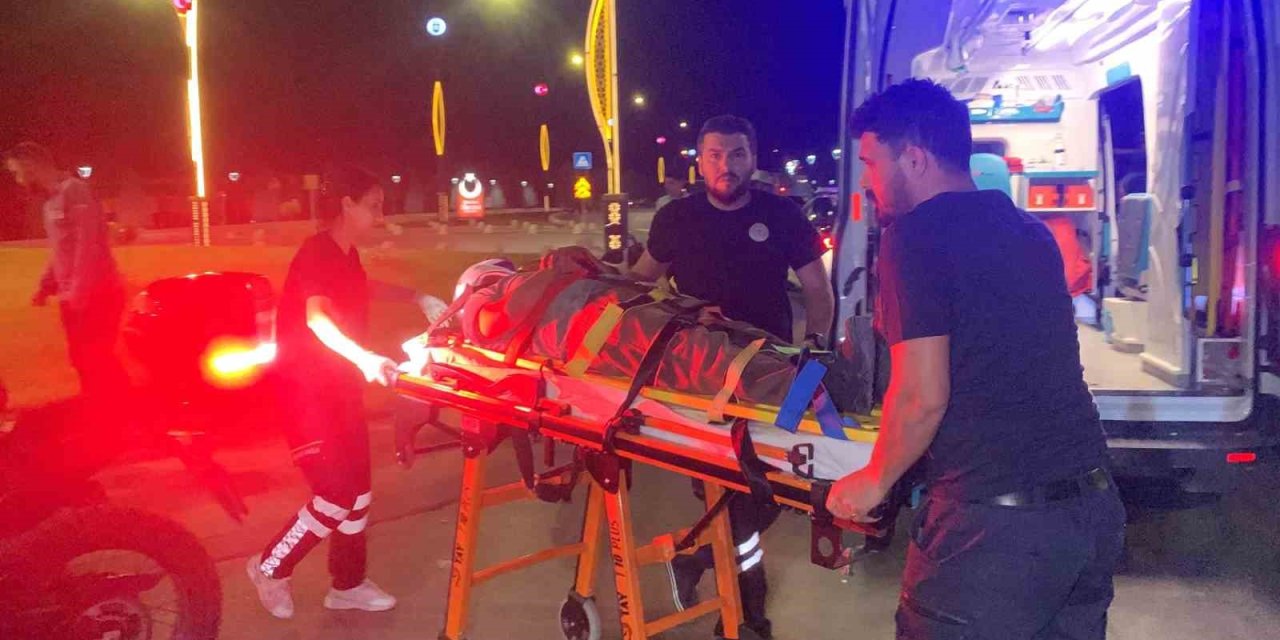 Otomobile Çarpmamak İçin Manevra Yapan Motosikletli Yaralandı
