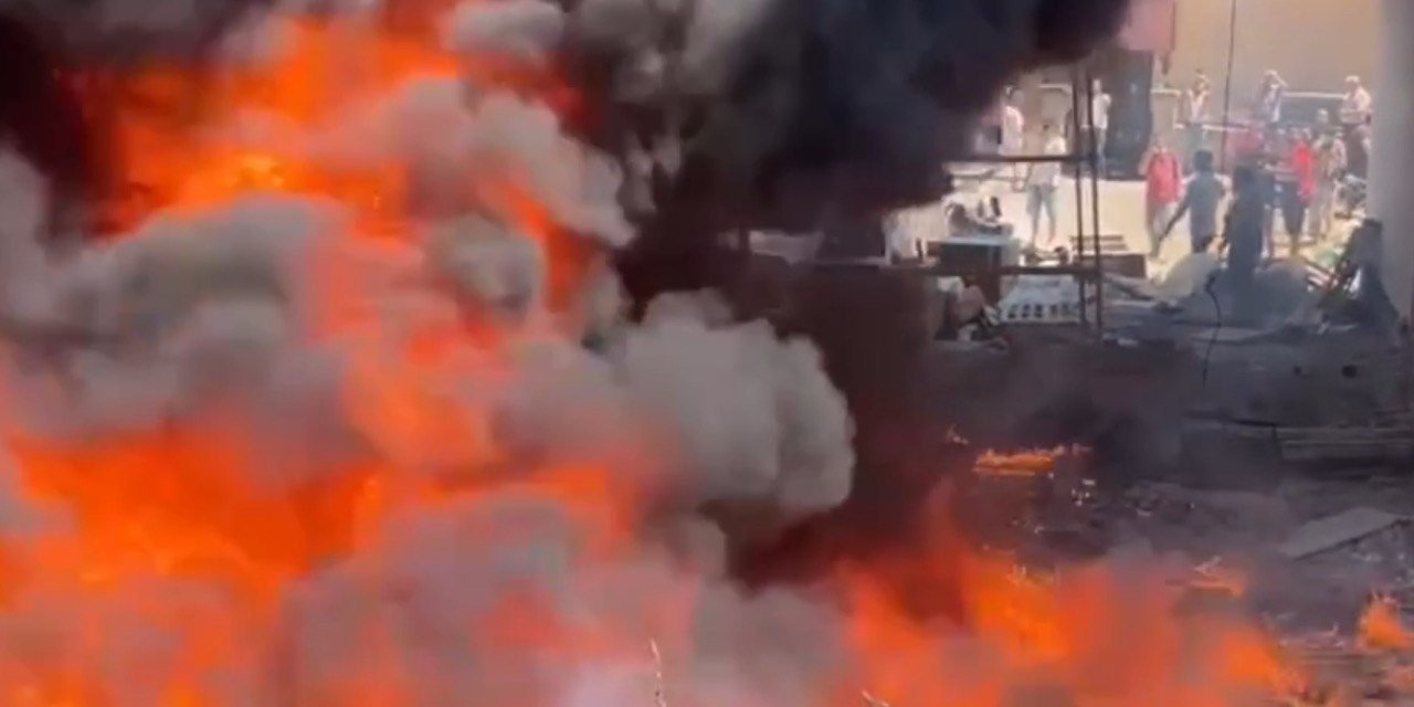 Alev Alev Yanan Plastik Kasalar Mahalle Sakinlerini Korkuttu