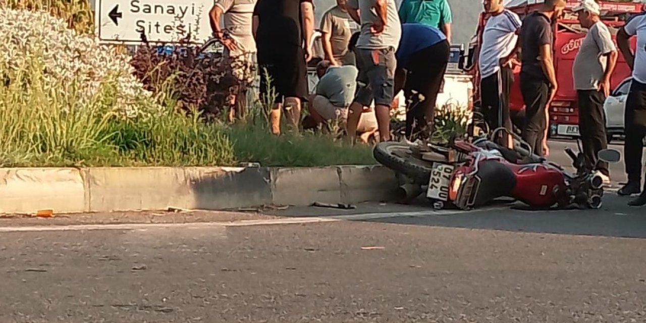 Gazipaşa’da Motosiklet Sürücüsünün Hayatını Kask Kurtardı