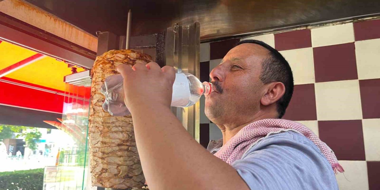 "dışarı Çıkmayın" Denilen Günde Ateş Kaşsında Ekmeklerinin Kazanıyorlar