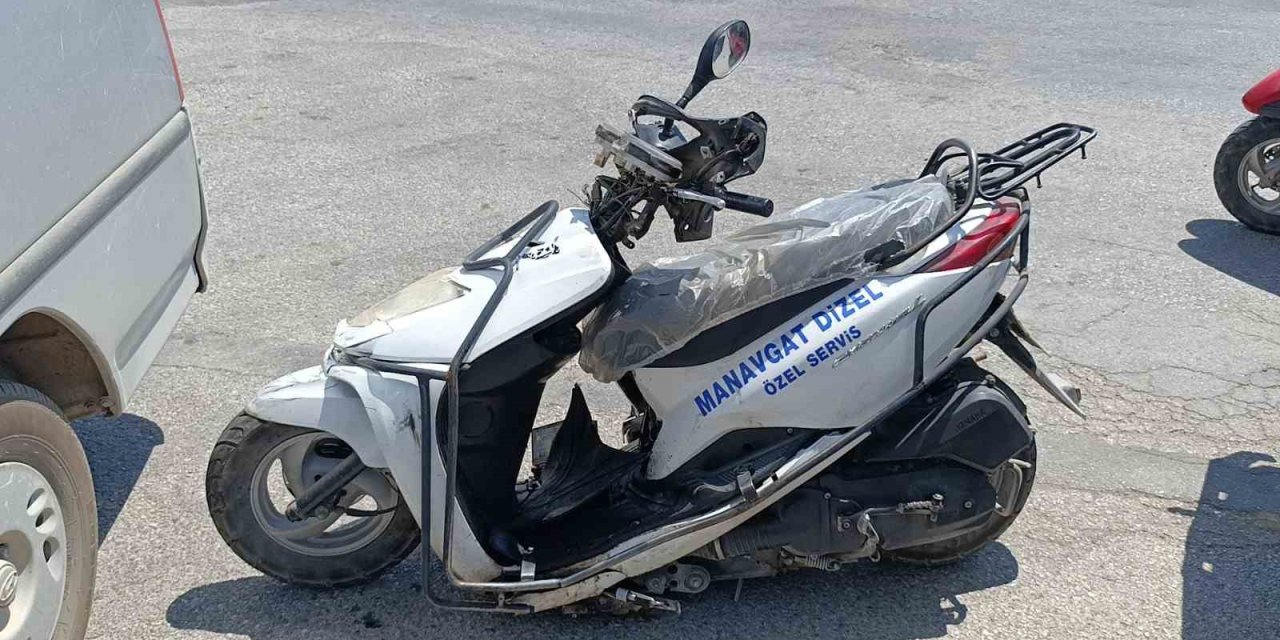 Motosikletle Kamyonete Çarpan 14 Yaşındaki Çocuk Ağır Yaralandı