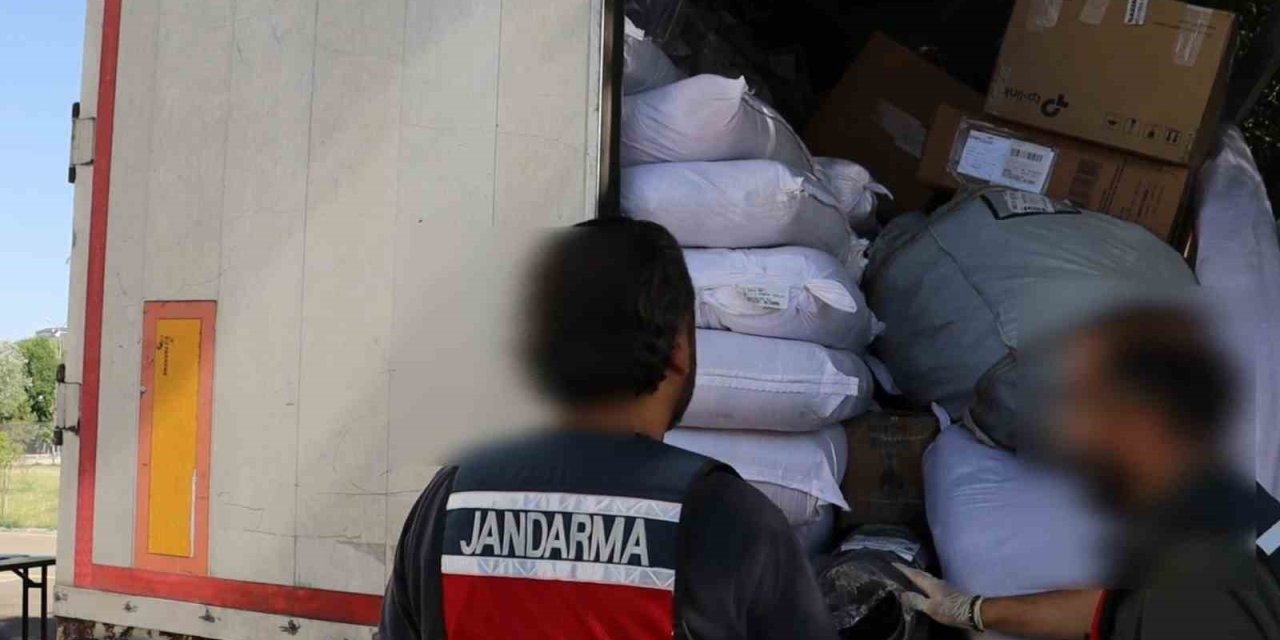 Tırlarla Kaçak Tütün Ve Sigara Sevkiyatına Jandarma Darbesi