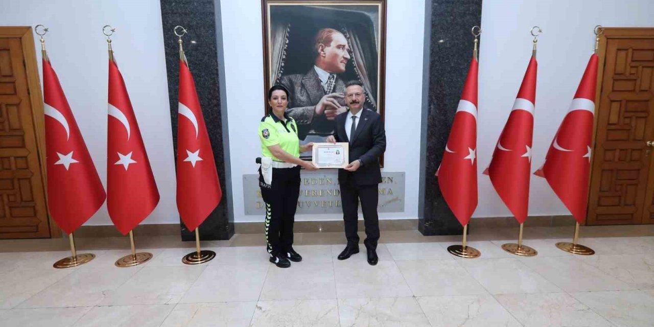 Vali Aksoy, Yolculara Emniyet Kemeri Uyarısı Yapan Polise Başarı Belgesi Verdi