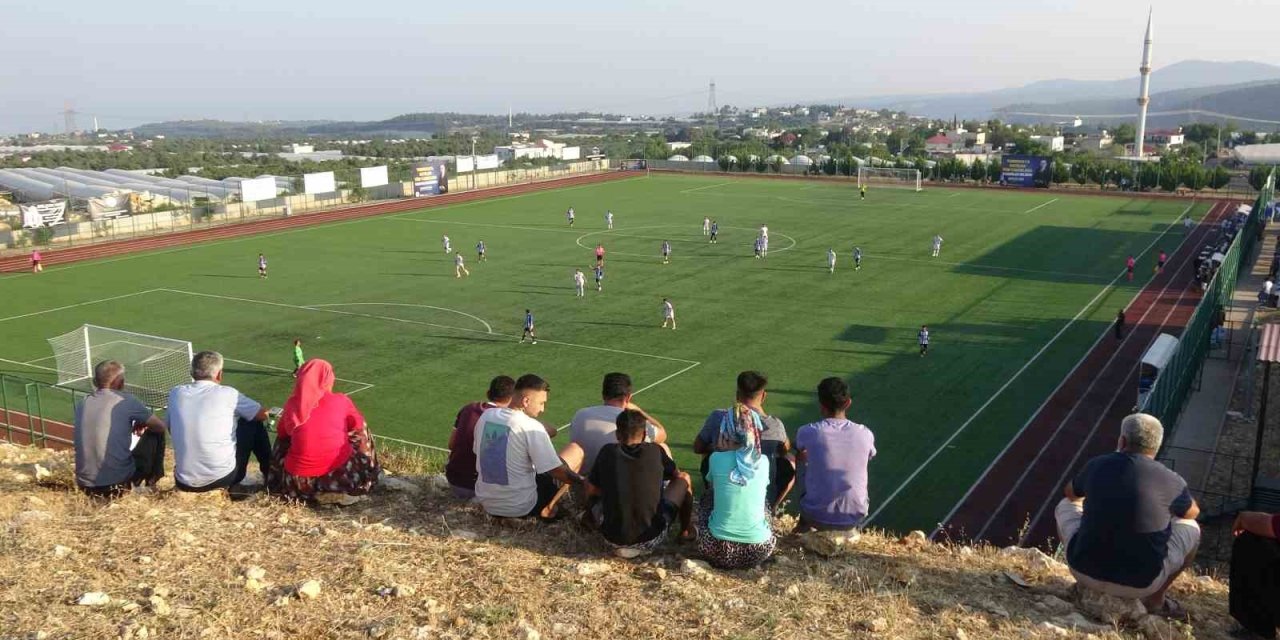Erkekler Sahada, Futbolsever Kadınlar Tribünde