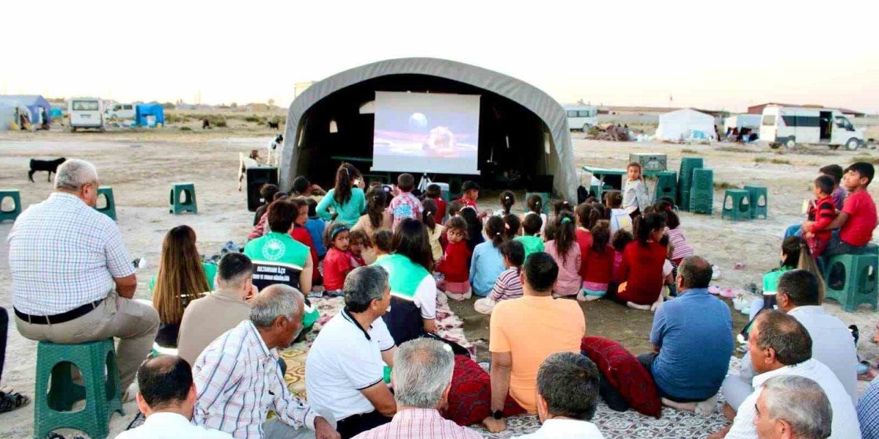 Aksaray’da Mevsimlik Tarım İşçilerinin Çadırda Sinema Keyfi