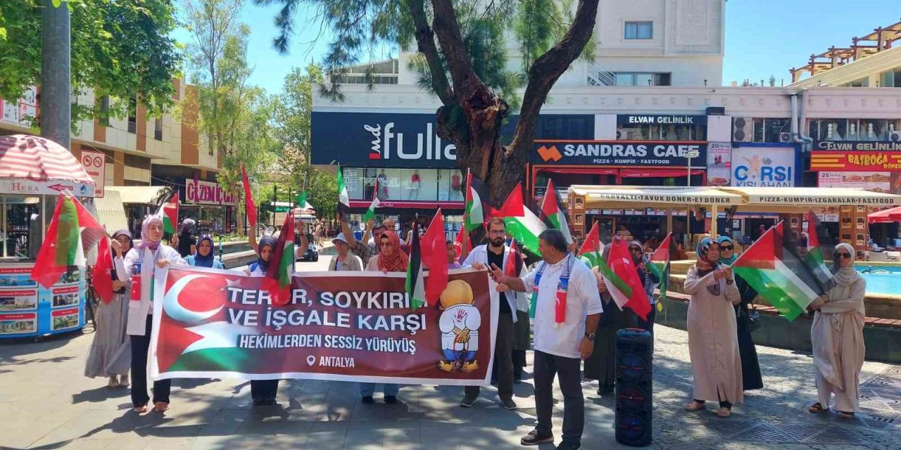 Antalya’da Hekimler 33 Haftadır Gazze İçin Eylemde