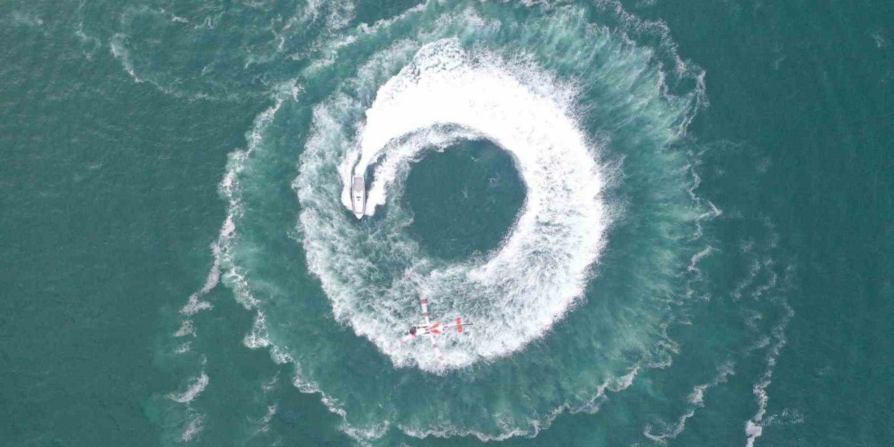 Deniz Yüzeyinde 1 Kilometre Uzunluğunda Türk Bayrağı Açıldı