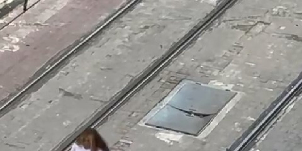 Tramvay Yolunda Kadınların Saç Saça Baş Başa Kavgası Kamerada
