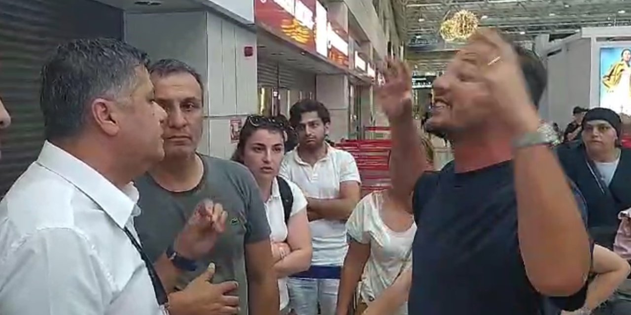 Antalya Havalimanı’nda Yolcular Uçak Seferleri Aksayan Firmanın Ofisini Bastı