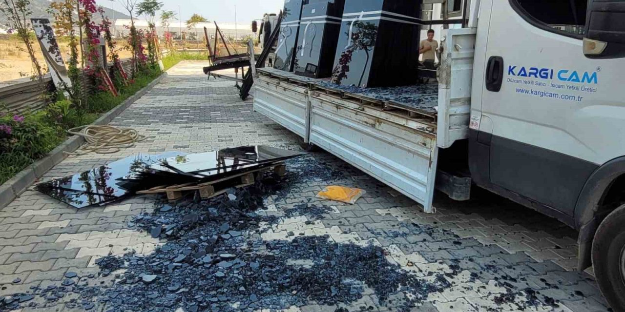 Üzerine Cam Düşen Adam Yaralandı