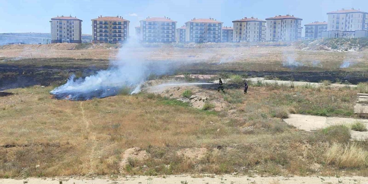 Ot Yangını Yerleşim Yerlerine Sıçramadan Söndürüldü