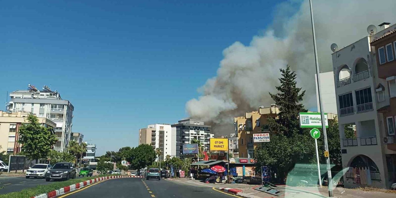 Antalya’daki Orman Yangınına Müdahale Sürüyor