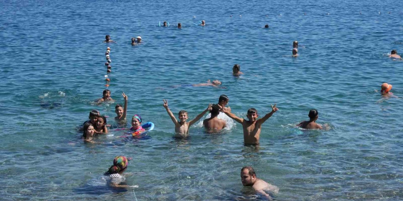 Araç Termometreleri 48 Dereceyi Gösterdi, Antalya Denize Döküldü