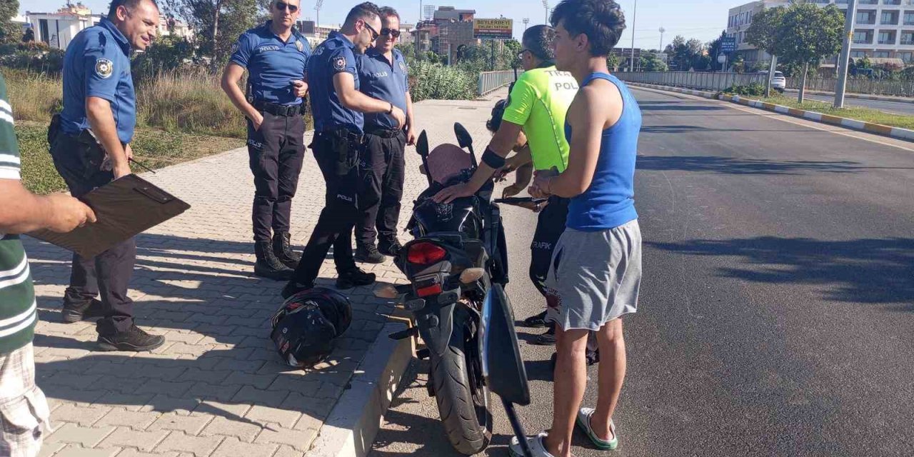 Motosiklet, Köprü Bariyerine Çarptı: 2 Yaralı