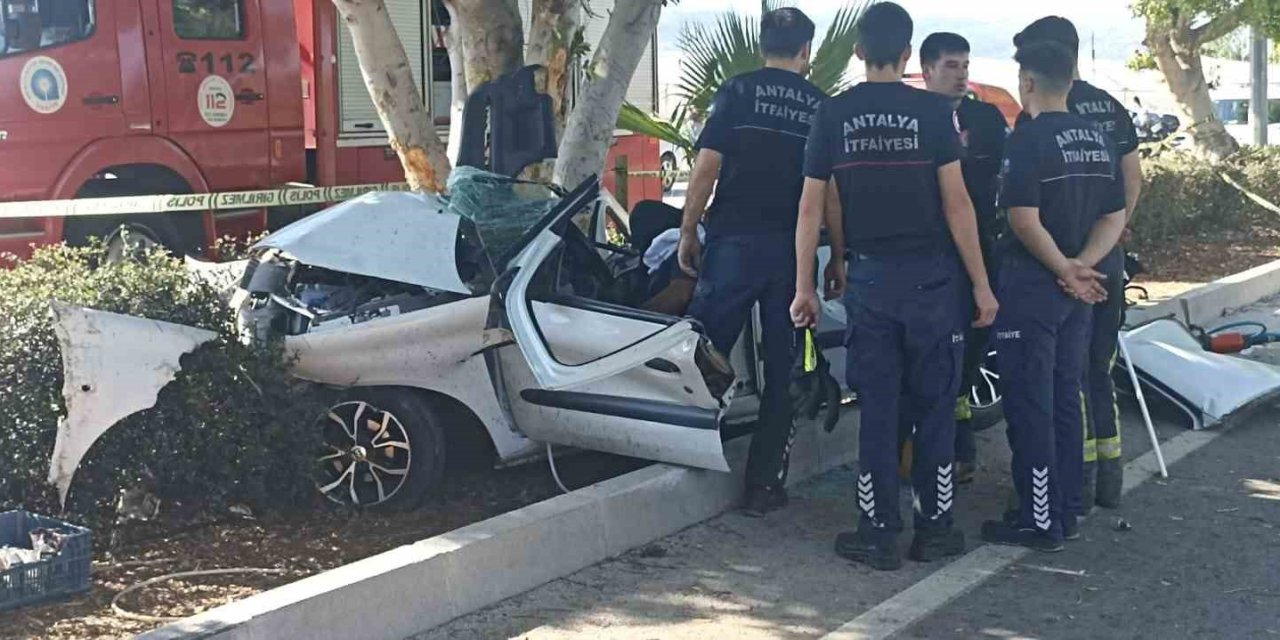 Kontrolden Çıkan Otomobil Ağaca Çarptı: 3 Ölü