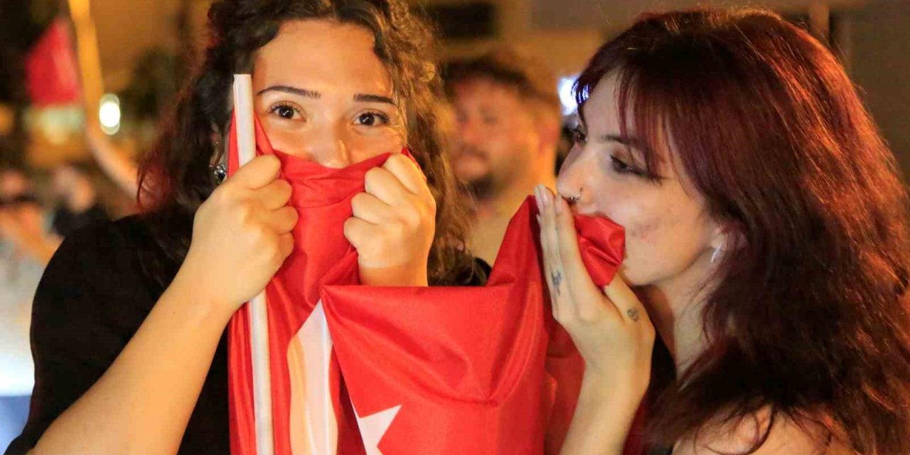 A Milli Takım’ın Avusturya Galibiyeti Antalya Sokaklarını Şenlik Alanına Döndürdü