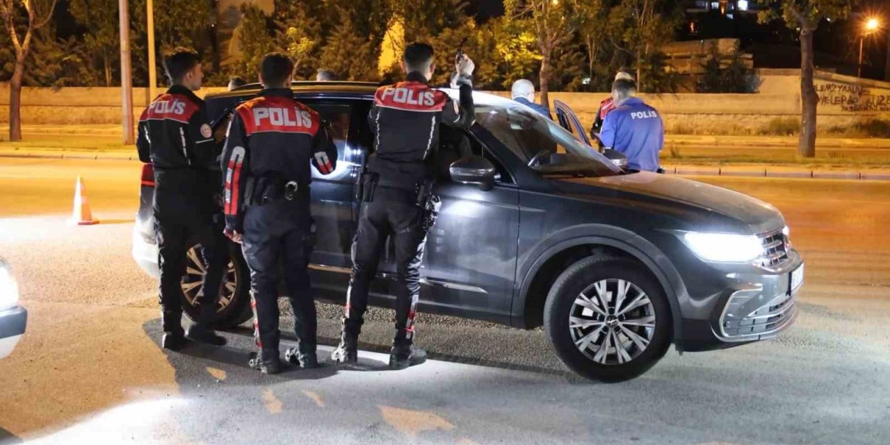 Kurusıkı Tabancayla Yakalandı, Polis Otosundaki Yeri Beğenmedi: “arkaya Gerek Var Mı?”