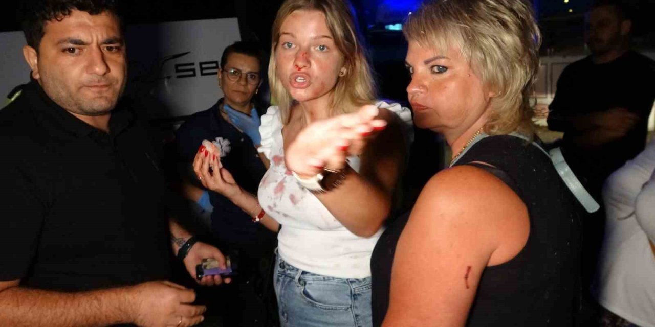 Turist Taşıyan Midibüs Kontrolden Çıkıp Bariyer Ve Beton Direğe Çarptı: 1 Ölü, 20 Yaralı