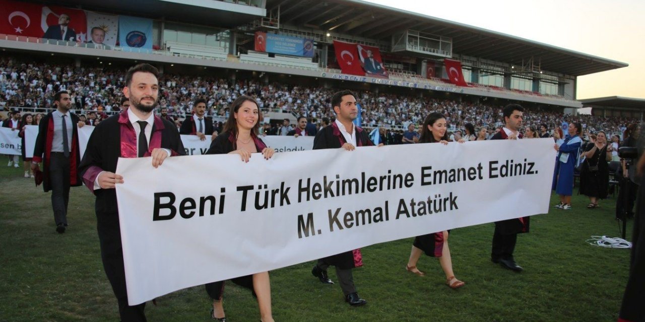 Akdeniz Üniversitesi’nde Mezuniyet Coşkusu