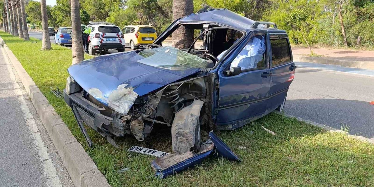 Palmiyeye Çarpan Araç Sürücüsü Hayatını Kaybetti