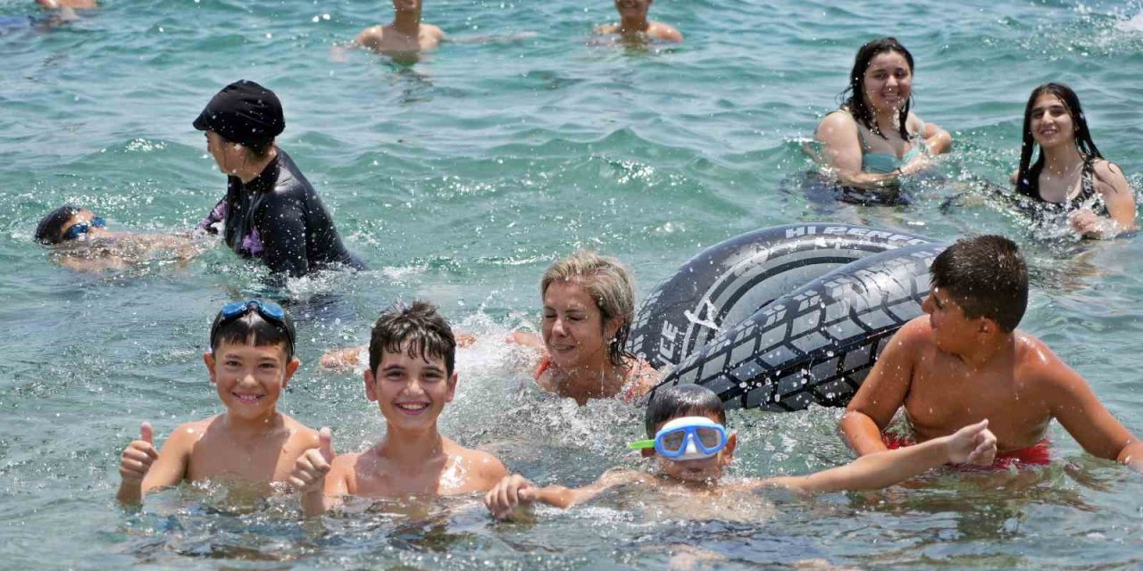 Nem Oranı Sıcaklığın Üç Katına Yaklaştı, Sahiller Hafta İçinde De Doldu Taştı