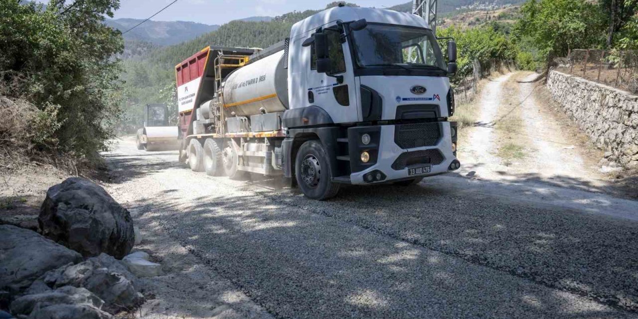 Mersin’de Kırsal Mahallelerde Yol Yapım Çalışmaları Sürüyor