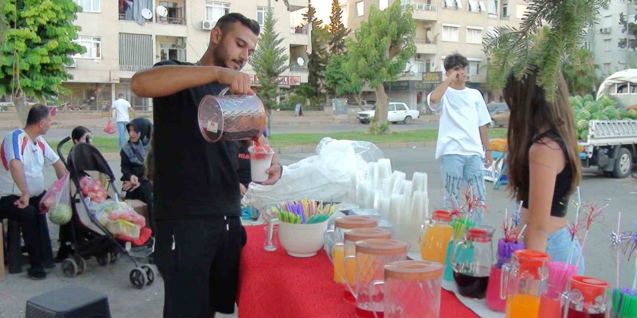 Antalya’nın 2 Bin 300 Rakımından Getiriyorlar, Bardaklarla Satıp Sıcaktan Bunalanları Serinletiyorlar