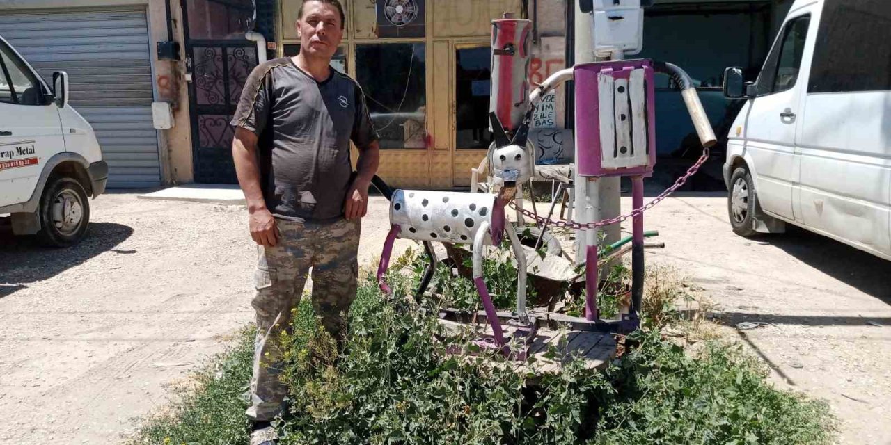 Hurda Egzoz Parçalarından İnsan Ve Köpek Figürleri Oluşturdu
